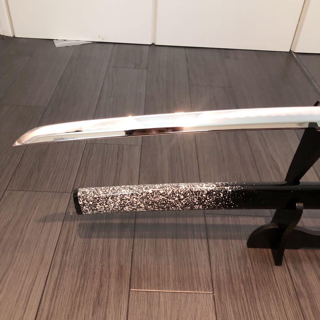 高級模造刀　高級居合刀　菊一文字拵え　黒鞘白飛沫　優勢刃紋刀身　白拵え