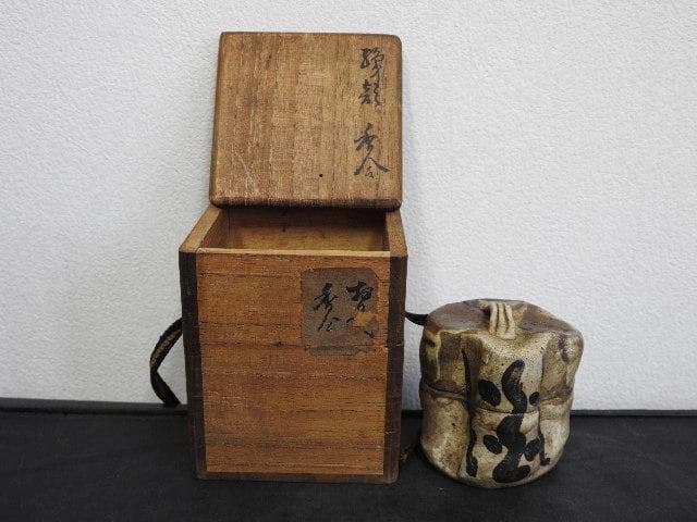 織部香合　時代箱　ＭＡ644