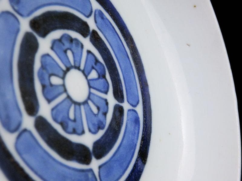 古伊万里　染付　丸に五瓜に唐花の図　家紋　４寸半皿　E90AS-CPb