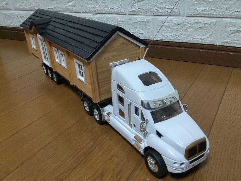 RCトレーラー1/32Scale　木造トレーラーハウス（サービス品・飾り用地付）