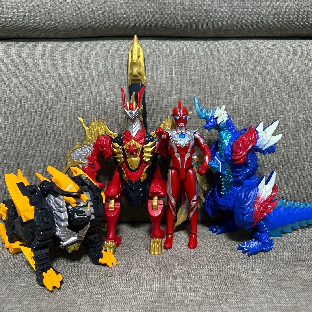 ウルトラマンオメガ　DXレキネス　トライガロン　ヴァルジェネス
