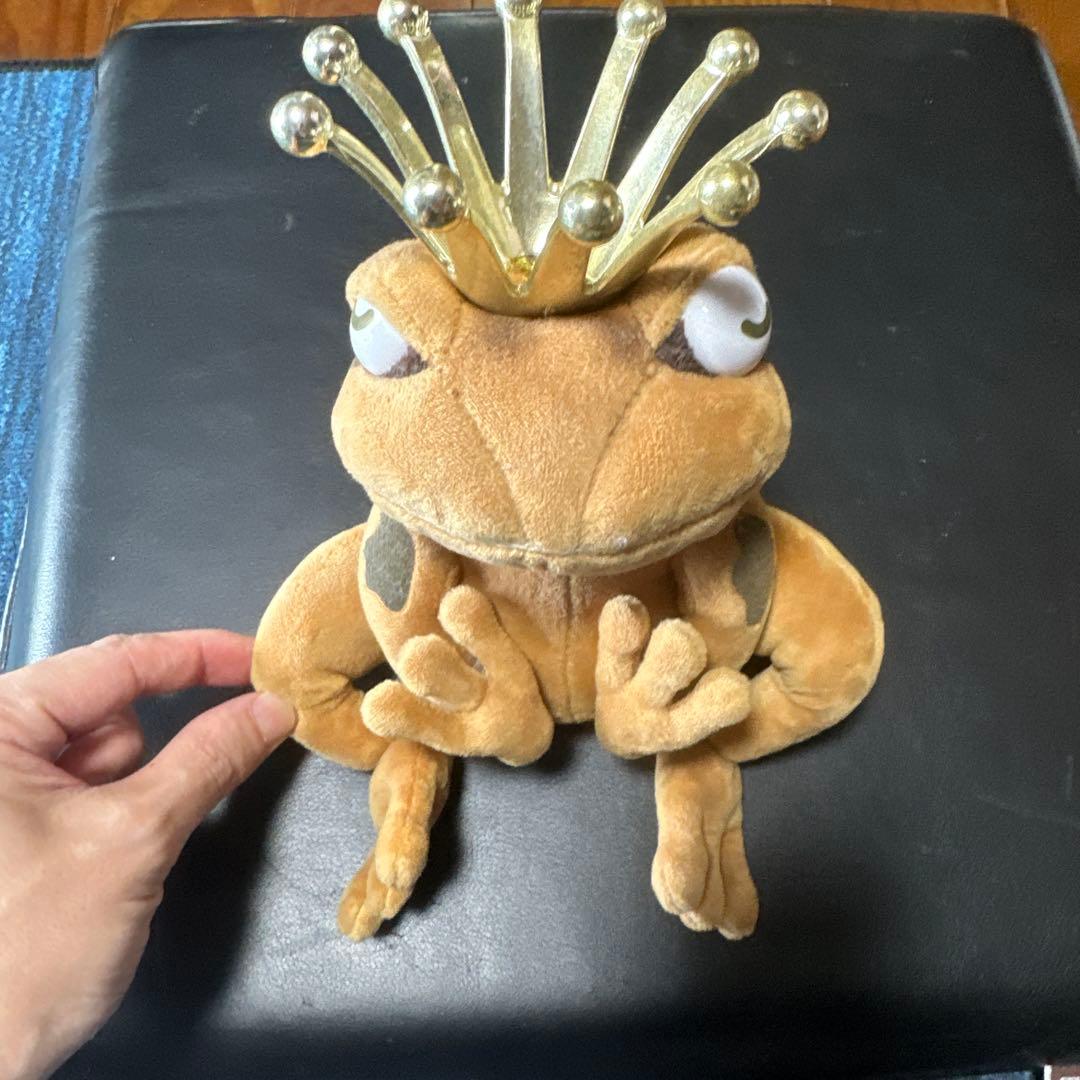 王冠付きカエルのぬいぐるみ