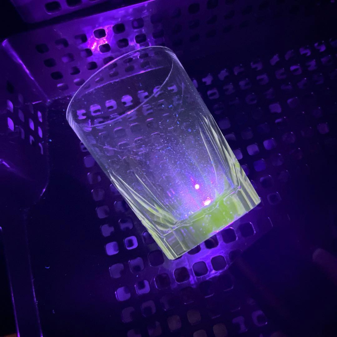 骨董　時代ガラス　希少　寸胴型　切子　水飲みコップ　ウランガラス　１客