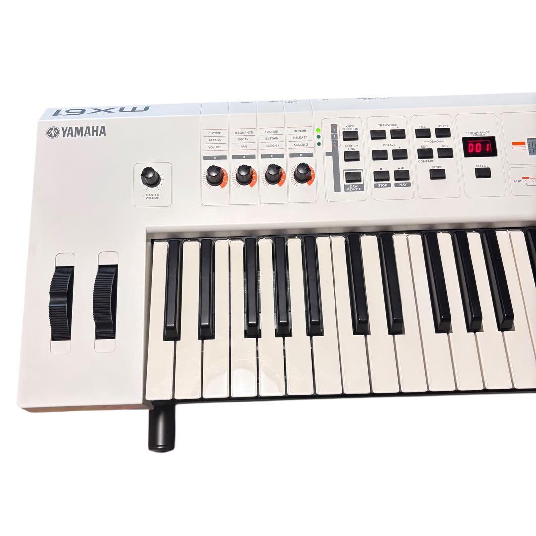 美品YAMAHA MX61 シンセサイザー ホワイト スタンド フットペダル 等