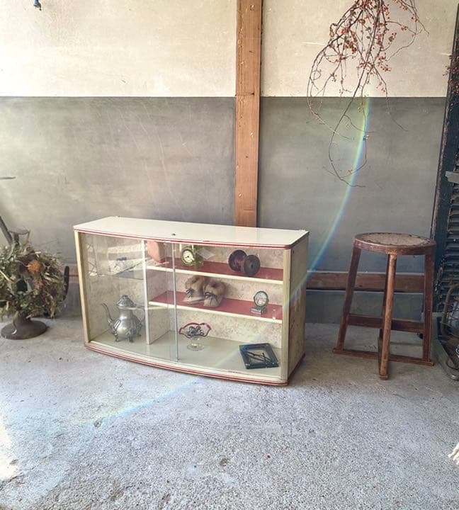 ビンテージ アールガラスの飾り棚