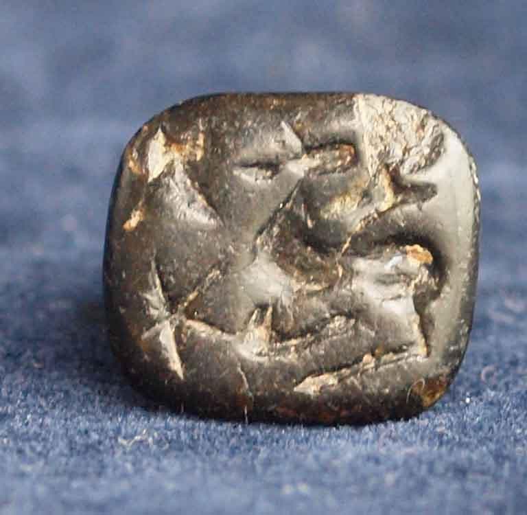 艶のある角型黒曜石に星と鹿を刻む、孔と取っ手付きスタンプ印章　古代近東印章事情