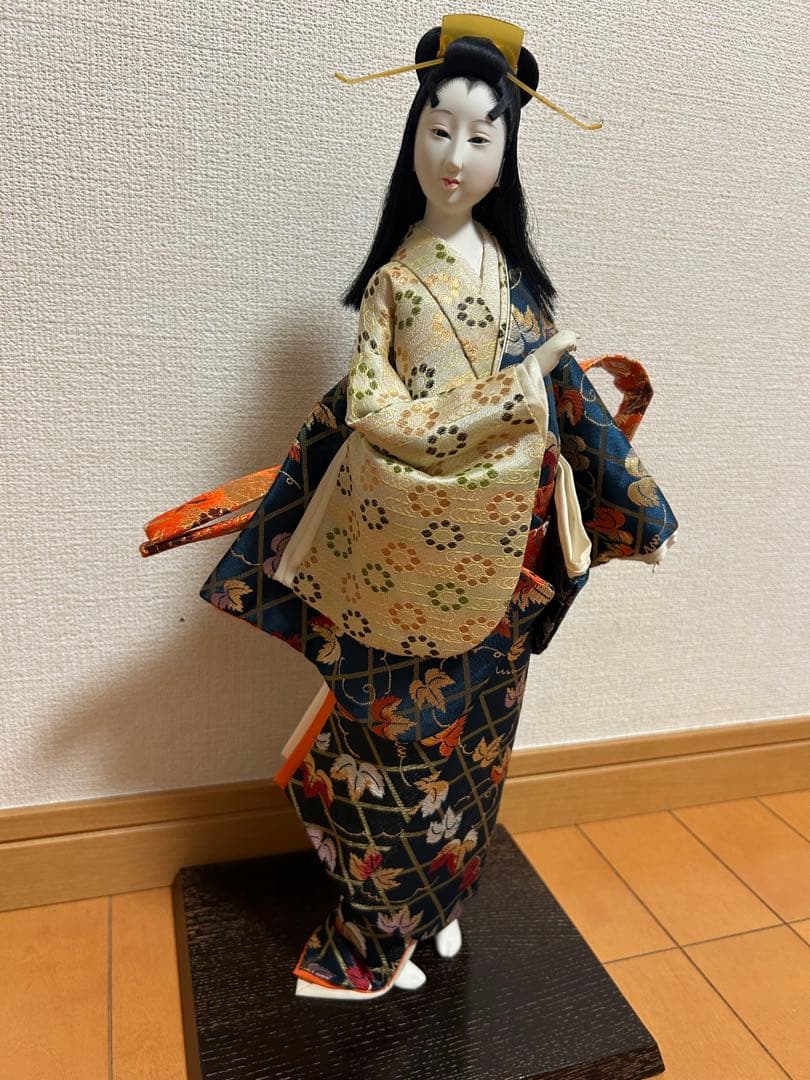 【日本人形】和人形 金糸 刺繍 二枚重ね着物 台座付 昭和レトロ 伝統工芸