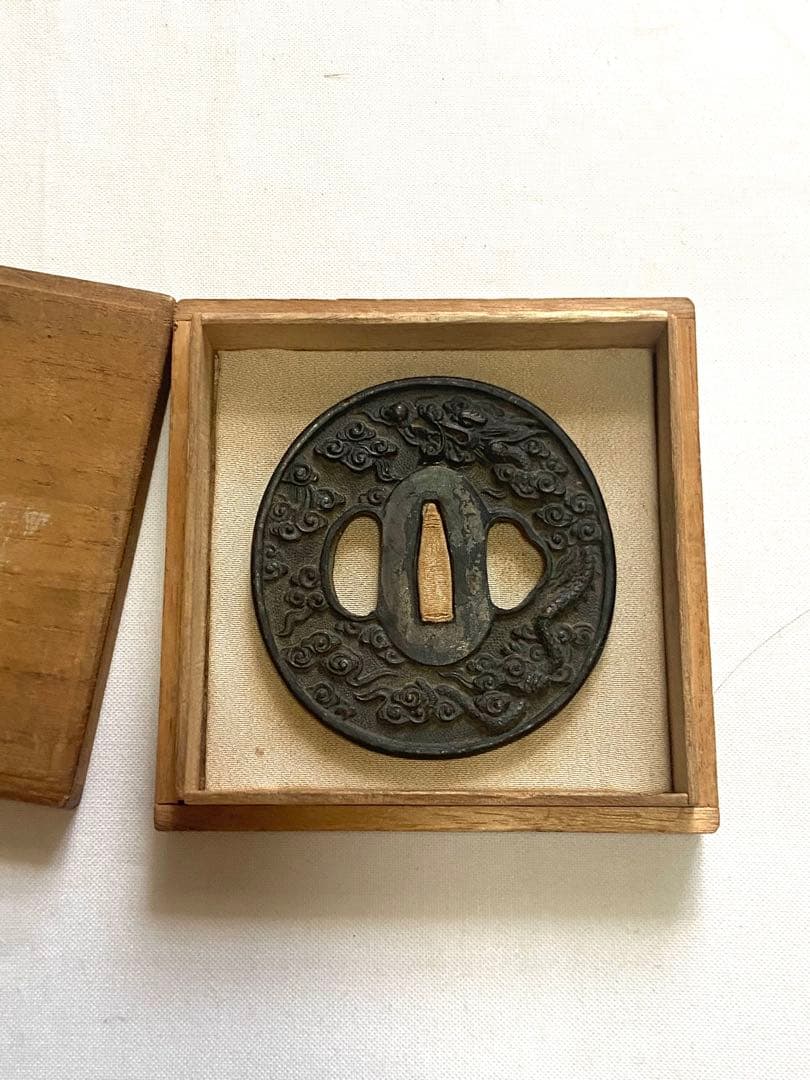 鍔つば　雲と龍の彫刻　箱あり