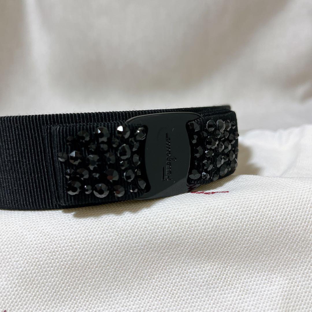 サルヴァトーレフェラガモ ヴァラリボン カチューシャ ビジュ ストーン ブラック