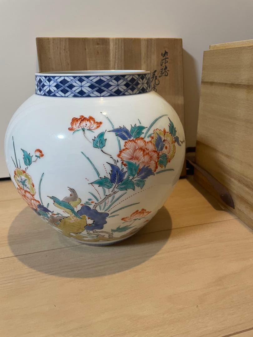 【骨董品】　人間国宝13代目柿右衛門　染錦壺