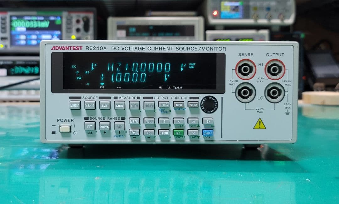 精密直流 電圧/電流発生器 ADVANTEST R6240A 0V-15V 4A