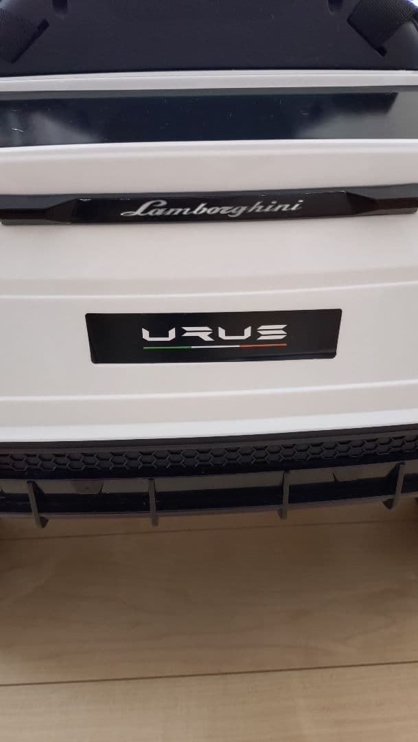 URUS ホワイト 電動乗用車 オープンカー　ランボルギーニ