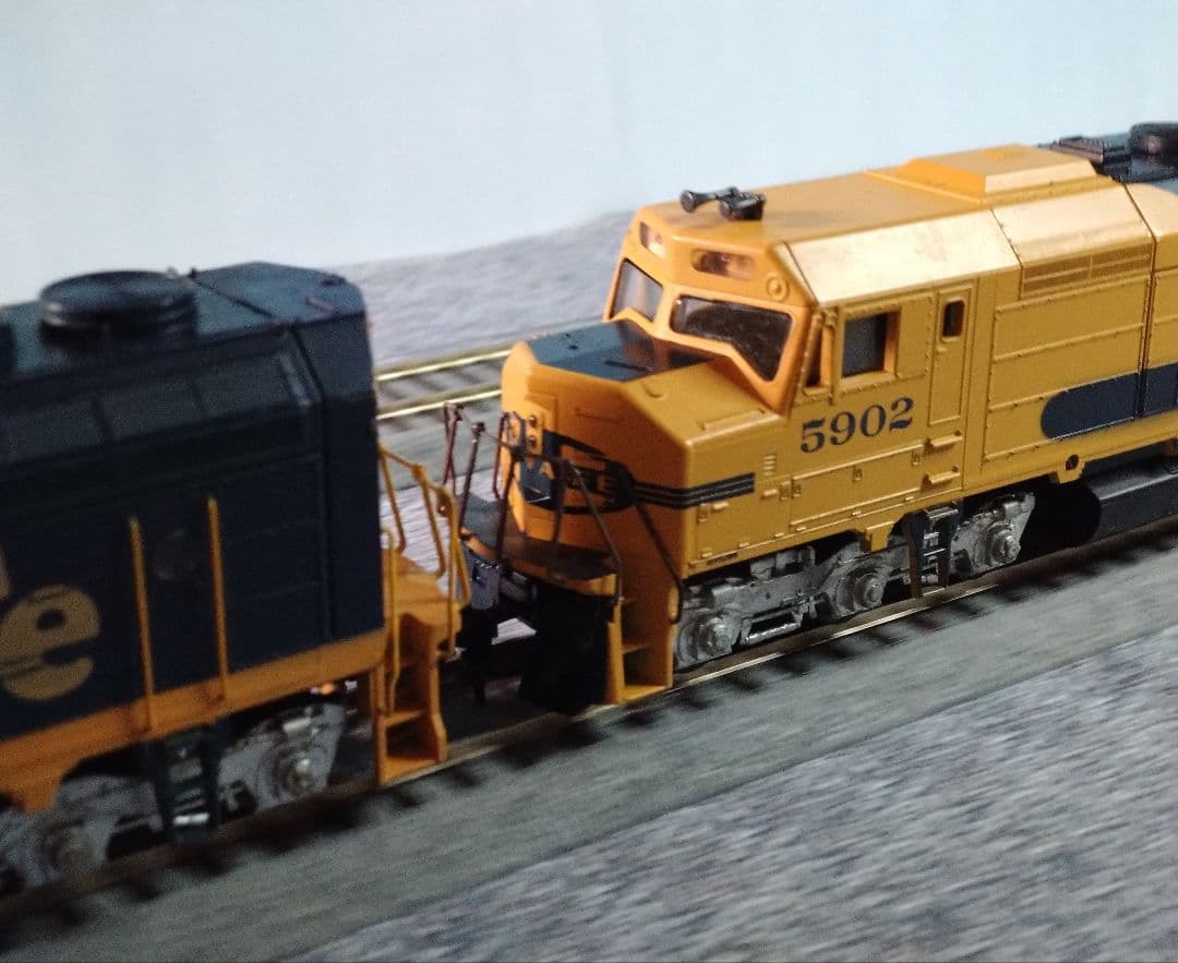 アメリカディーゼル機関車　ＡＴＳＦ Ｆ４５　(２台セット)