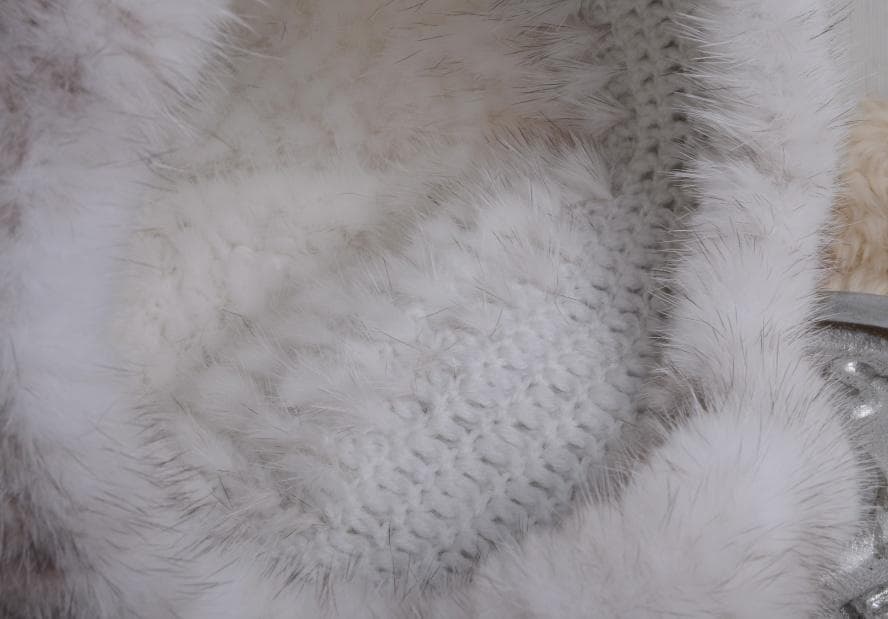 新品限定 耳あて付き上質クロスミンク編みこみ帽子フォックスポンポン付き毛皮ファー