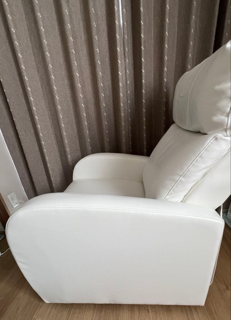 ラウンジチェアDX（レッグレスト連動タイプ）ホワイト【幅66cm】