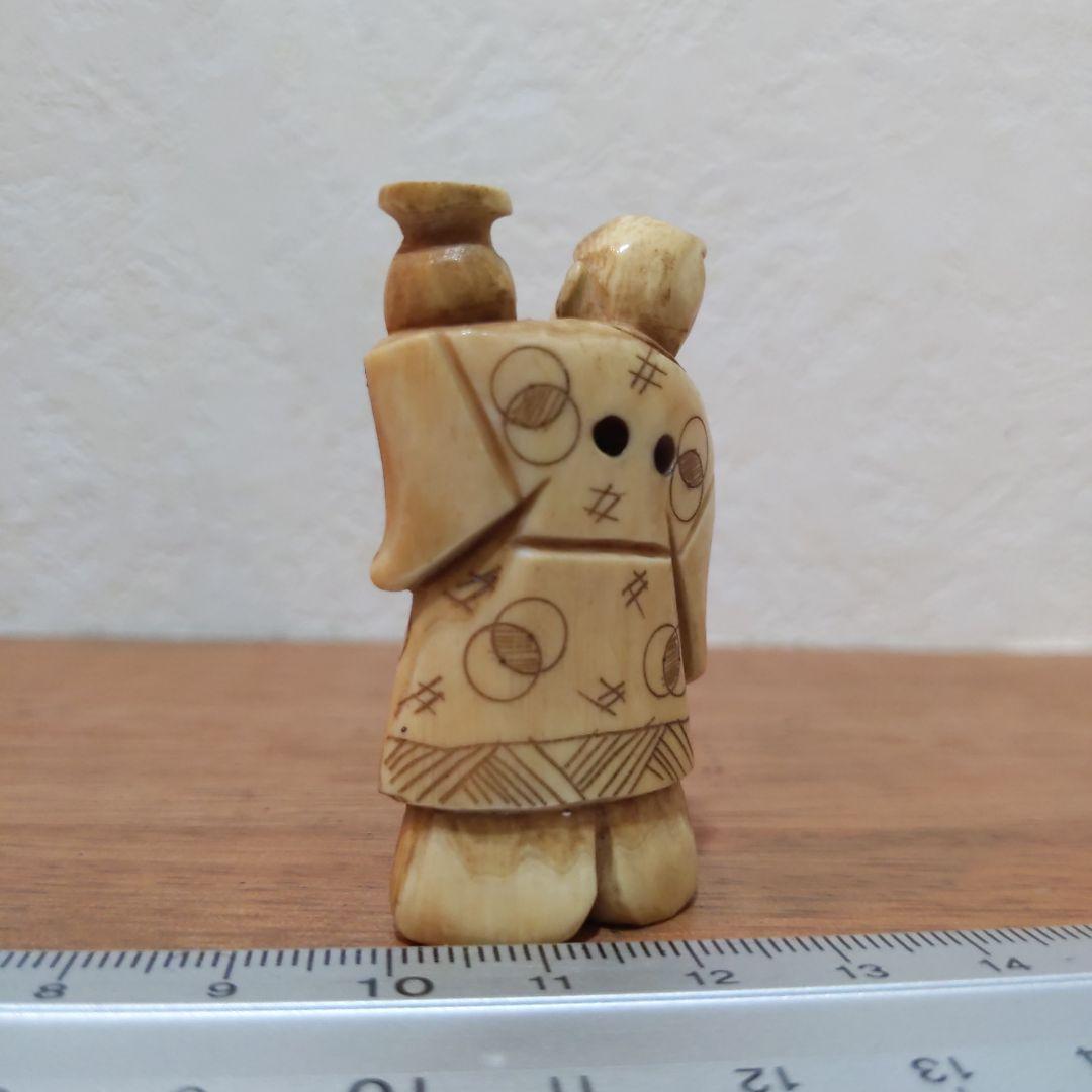 時代提げ物 人物根付 天然素材 在銘【酒器持つ翁】高さ約5.2cm 重さ約19ｇ