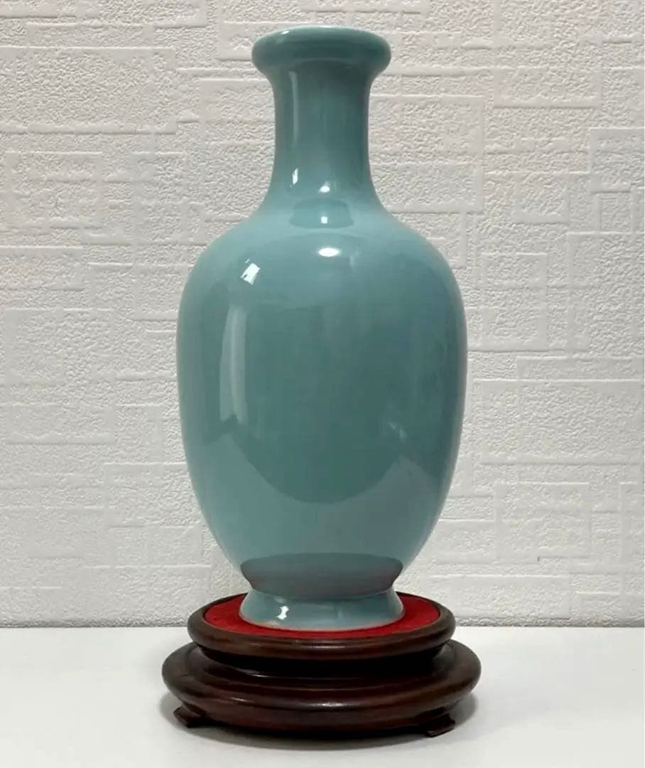 旧家蔵出し 中国 大清乾隆年製 青釉 瓶 骨董品 。