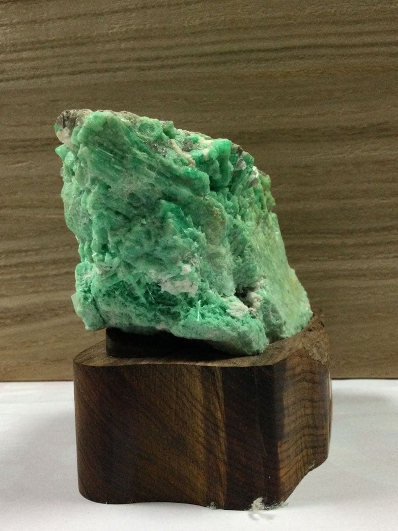 エメラルド　母石付き原石密集結晶エメラルドコロンビア産　良質