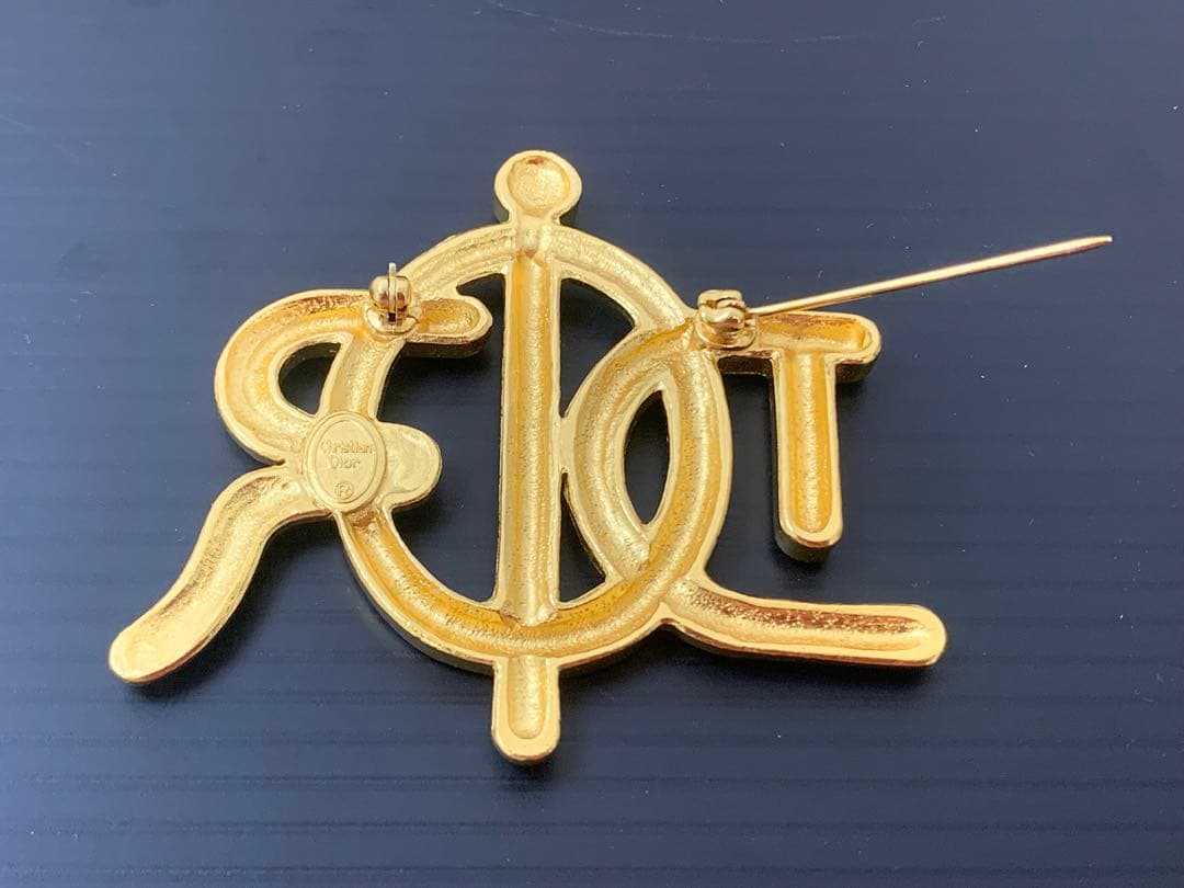 DIOR ディオール ブローチ ストーン アクセサリー ロゴ エンブレム