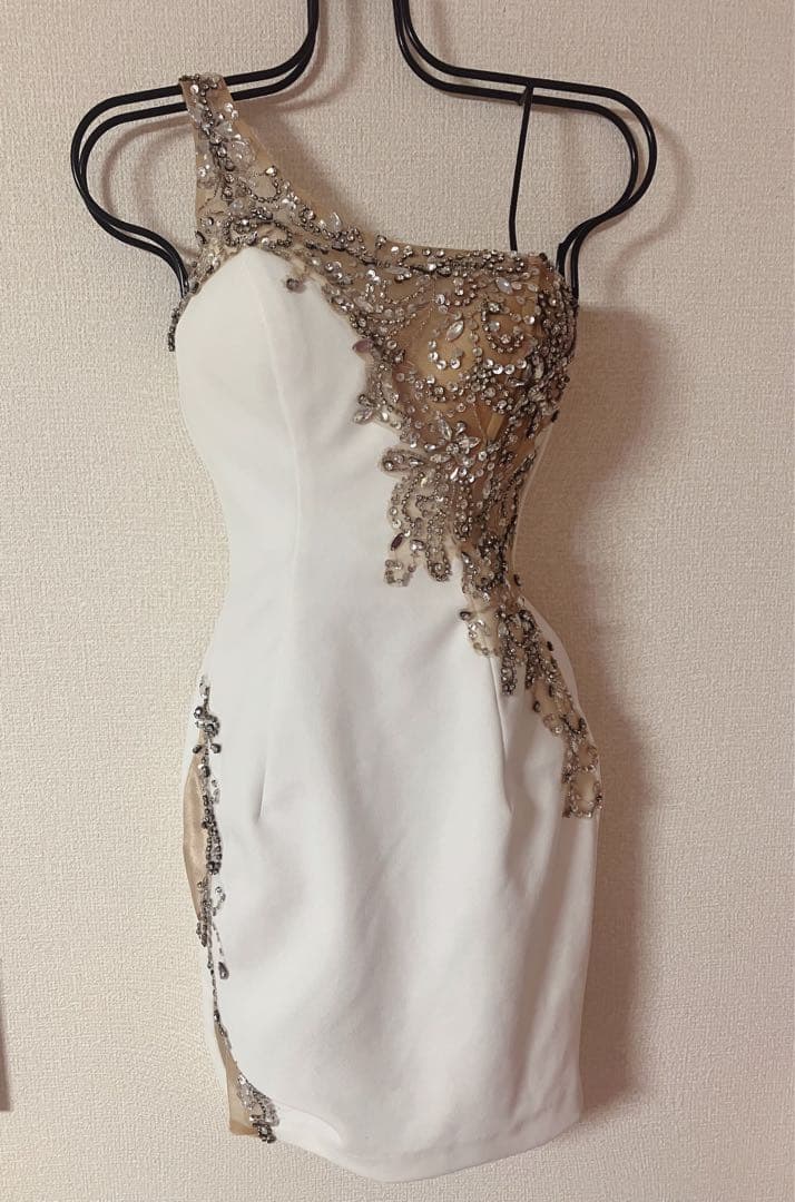 定価2.8万美品イルマIRMA高級キャバドレスS白ワンショルダー胸盛らなくてok