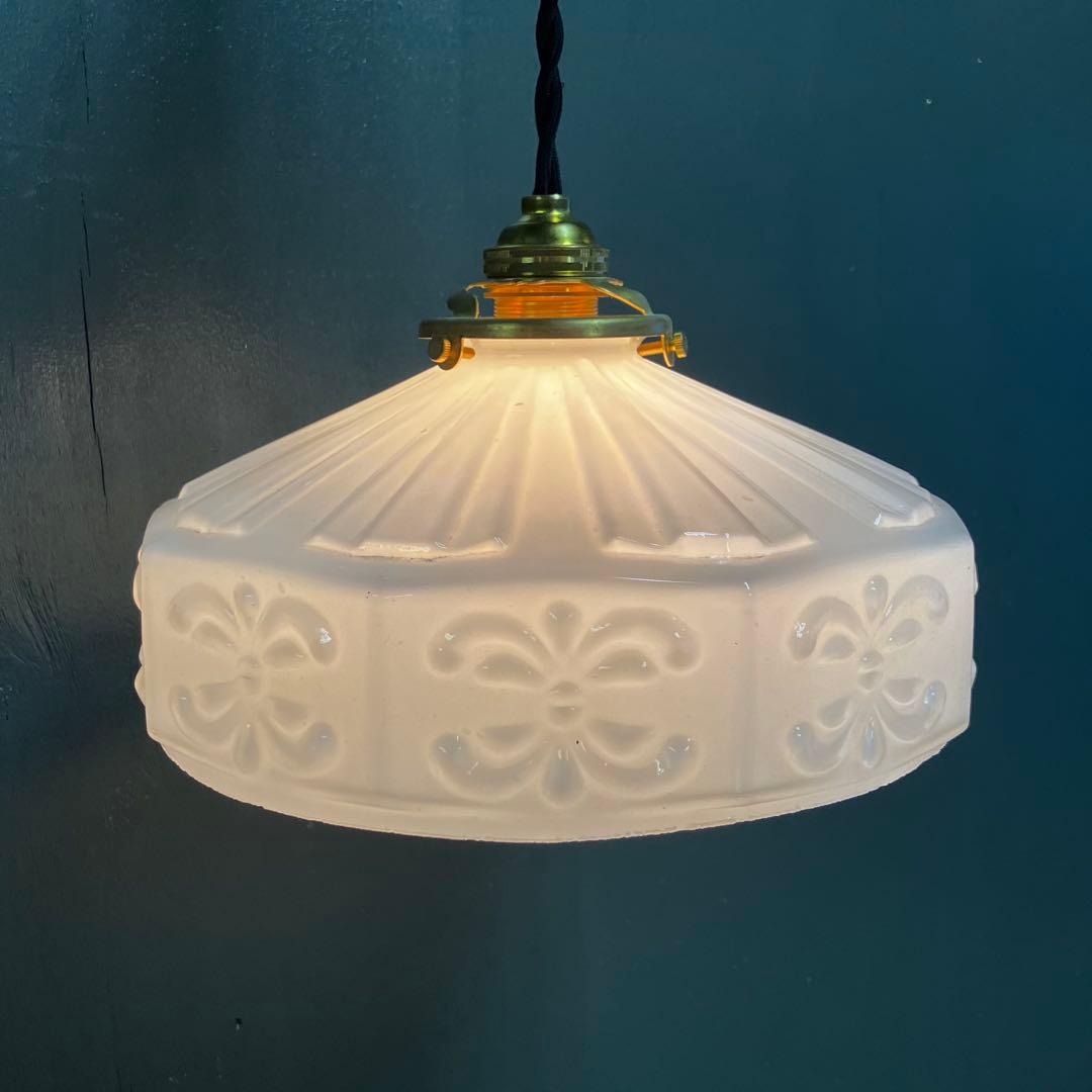 アンティーク　模様の乳白色ガラスシェード　ペンダントライト　レトロ　ミルクガラス