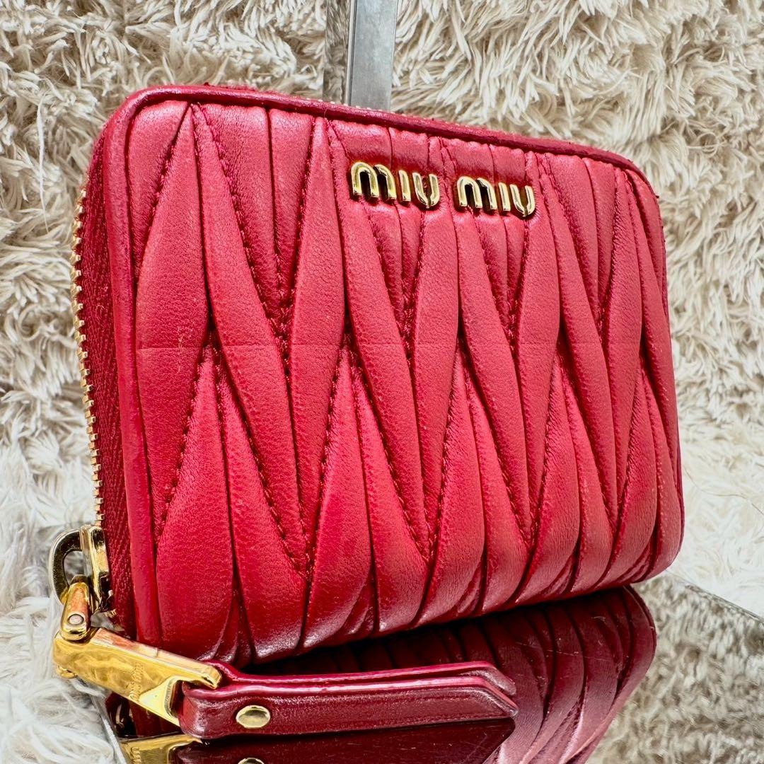 【極美品】ミュウミュウ ケース マテラッセ 赤 ラウンドファスナー レザー