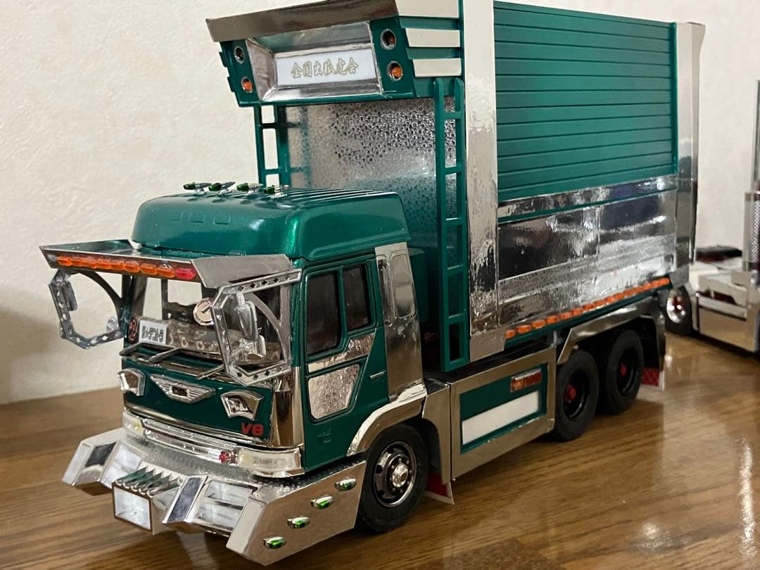 プロフィアデカ箱ダンプ1／32完成品