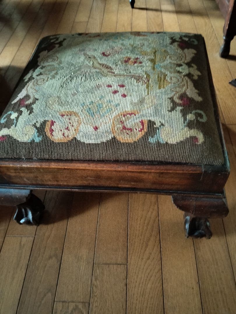 イギリスアンティークニードルワークのスツール