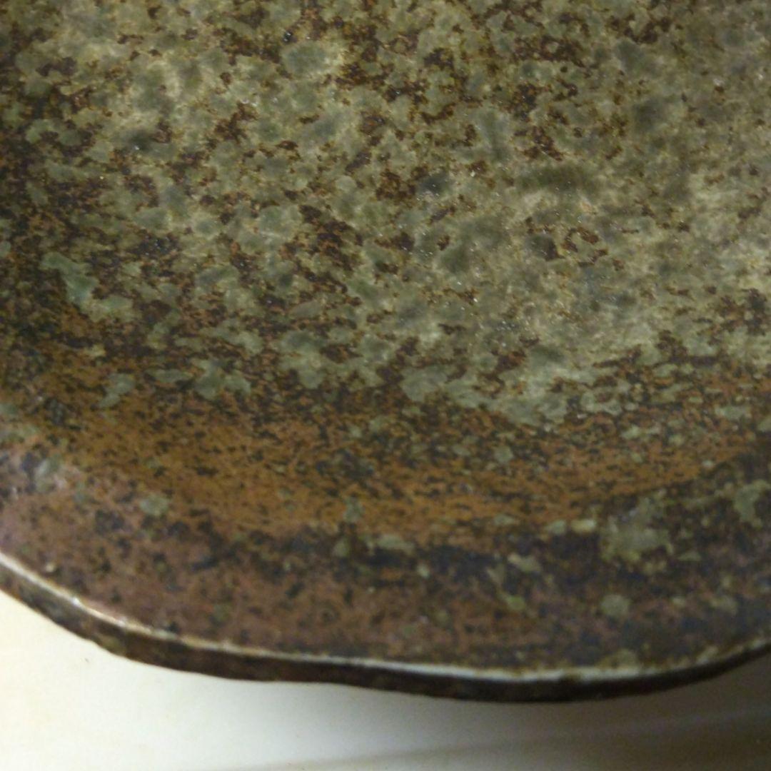 茶色と緑の波状エッジ皿