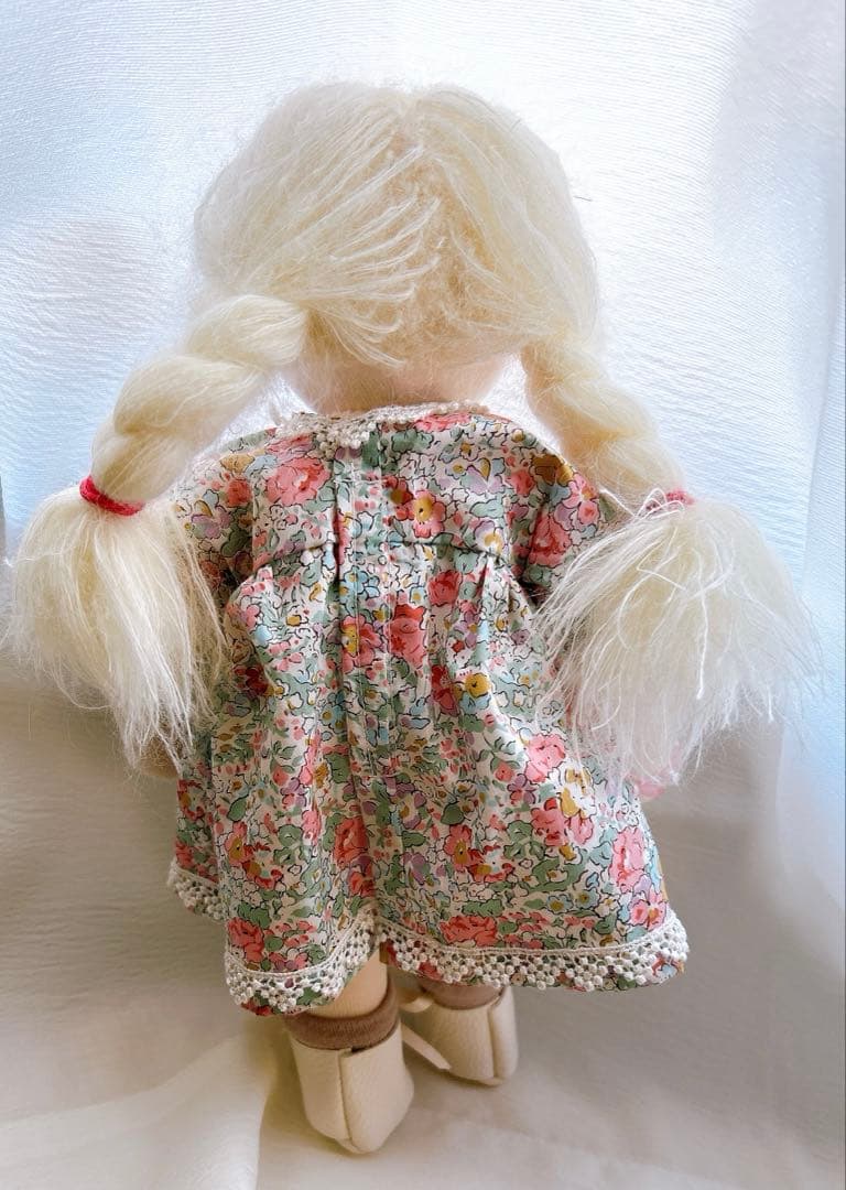 ウォルドルフ人形　白い髪の女の子