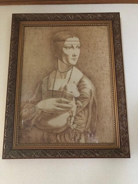 貂を抱く女（噴画；中国南京の伝統技法、特殊材の焦げ目で表現、永久に変色しない）