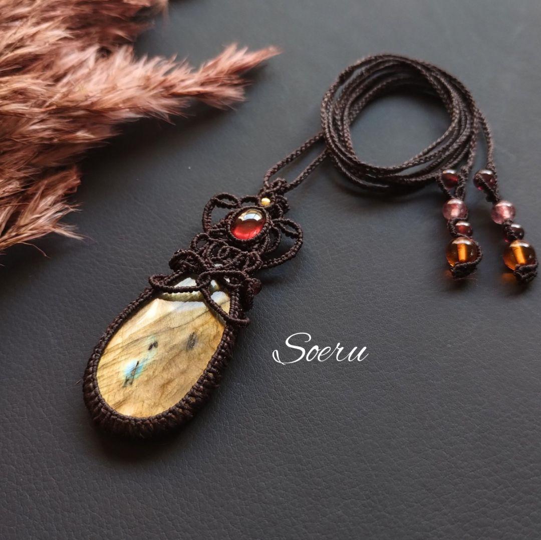 ラブラドライト＆ガーネットのマクラメ編みネックレス　ペンダント　天然石