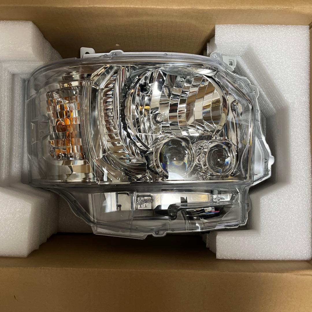 「新車外し」　ハイエース　ダークプライムII 純正ヘッドライト左右セット