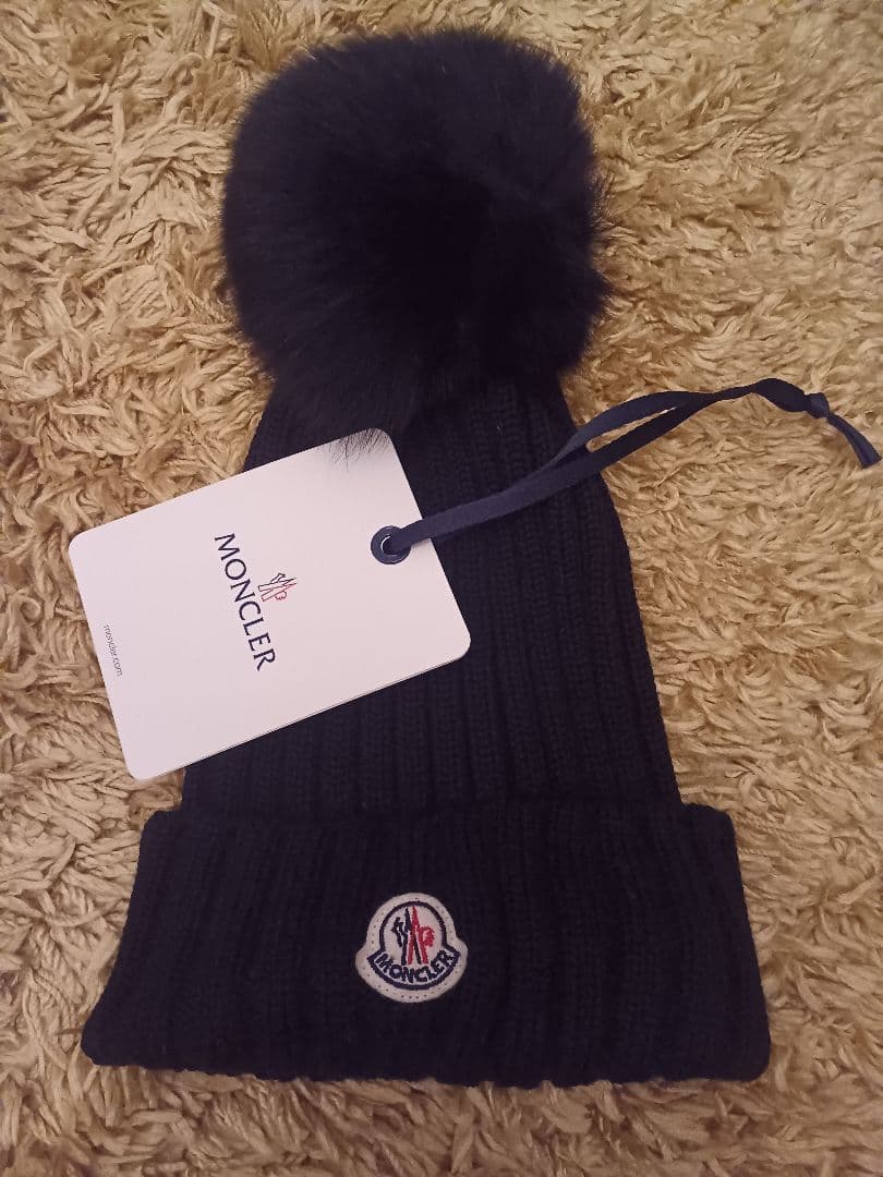れ極美品MONCLER リアルファーポンポン付きビーニーBERNE