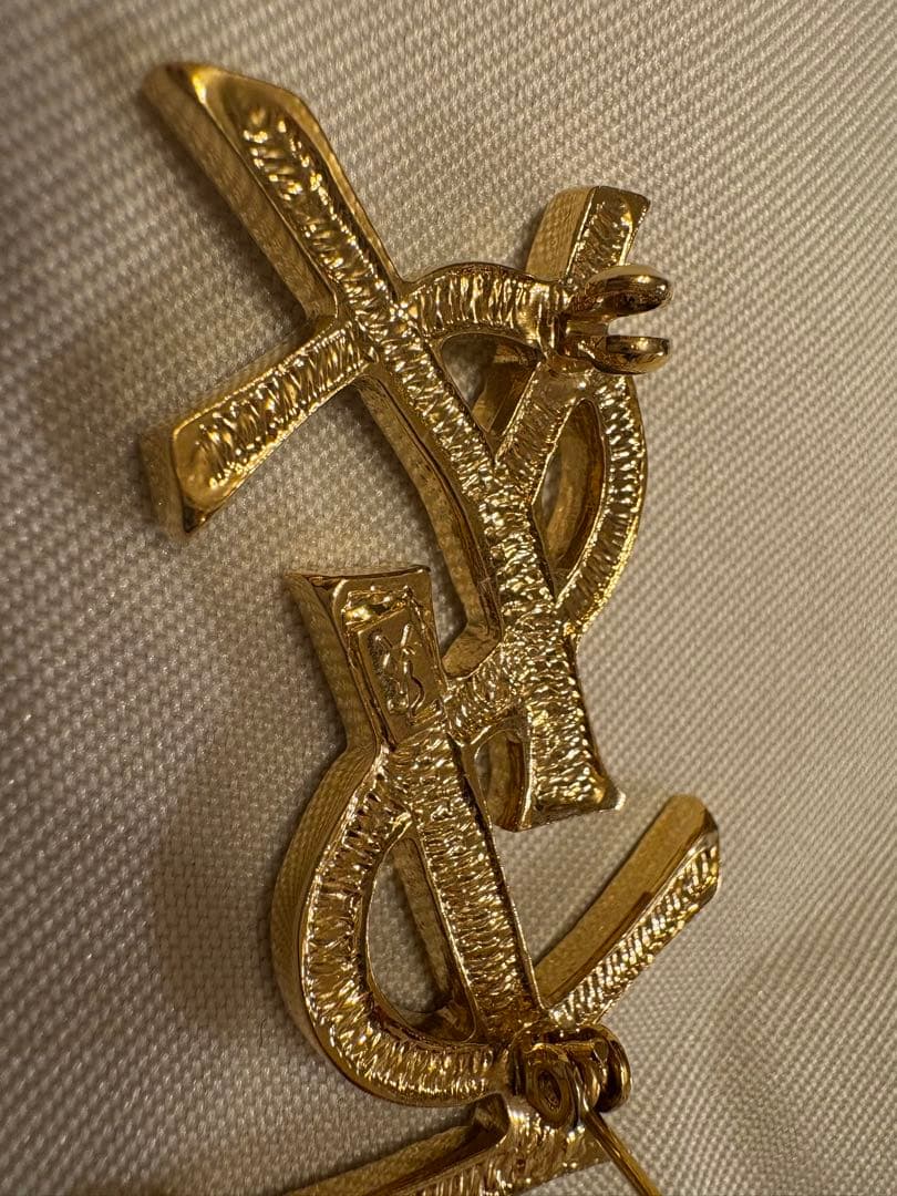 イブ・サンローラン ロゴ ブローチ ピンの留め具が外れてます。
