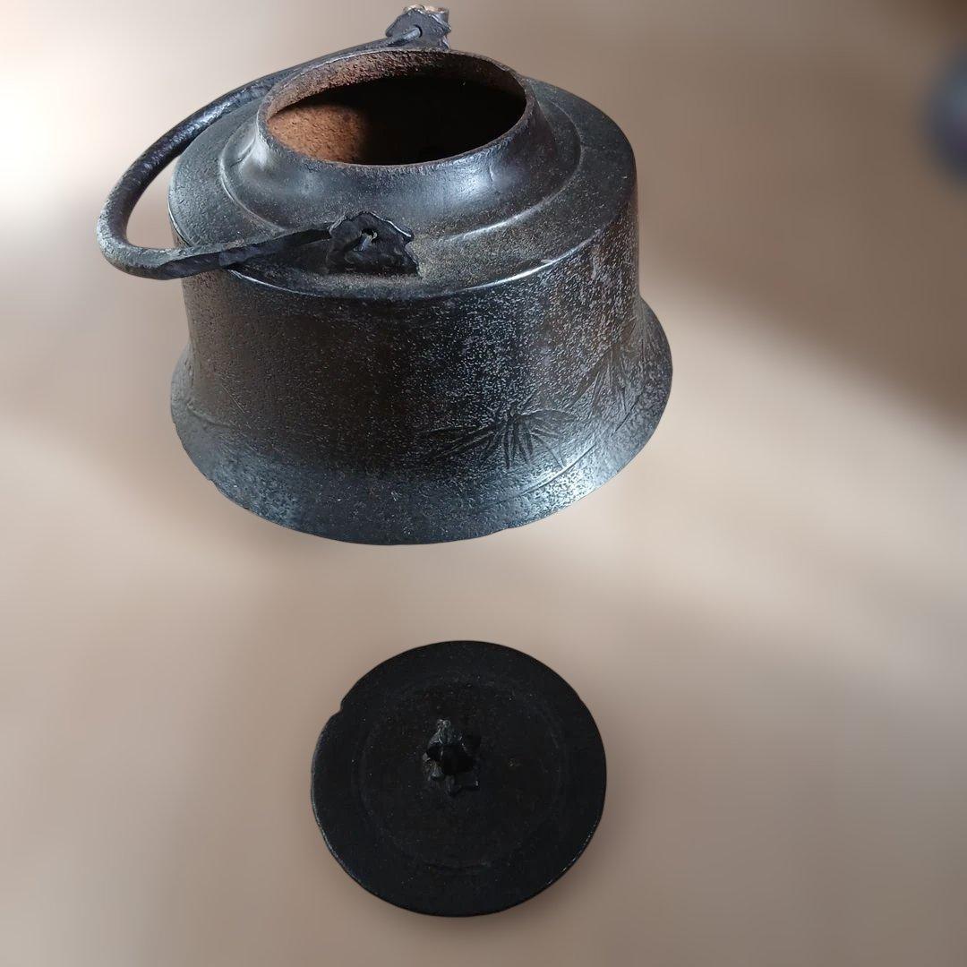 超年代物　鉄製 黒い急須 彫刻模様