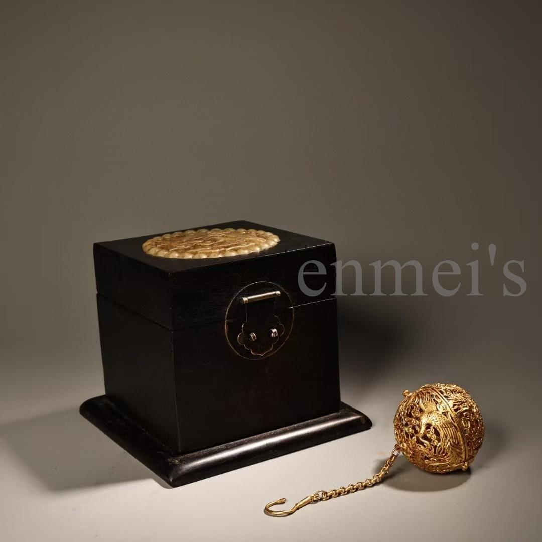 中国古美術品・珍品純銅製・高浮彫鎏金繍球香炉香囊・透彫・熏香炉・檀木箱付・香道具