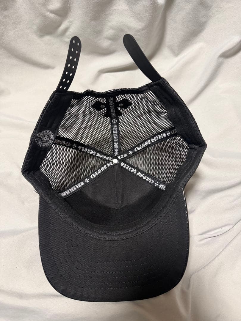 クロムハーツ セメタリークロス レザー ステッチ トラッカーキャップ