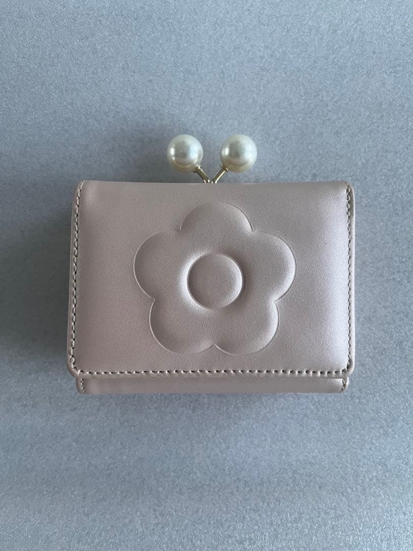 MARY QUANT マリークワント エンボスデイジーパール ミニウォレット