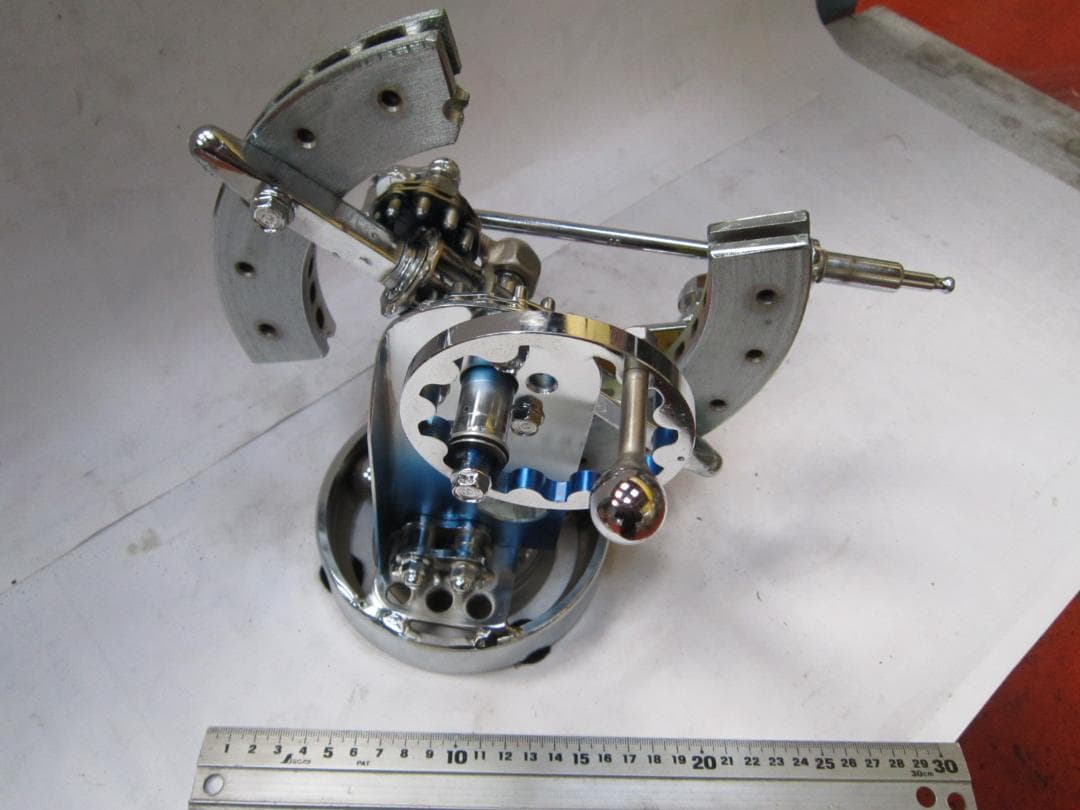 手回し発電、自己発電、コイル、磁石　クロム鍍金仕様です。