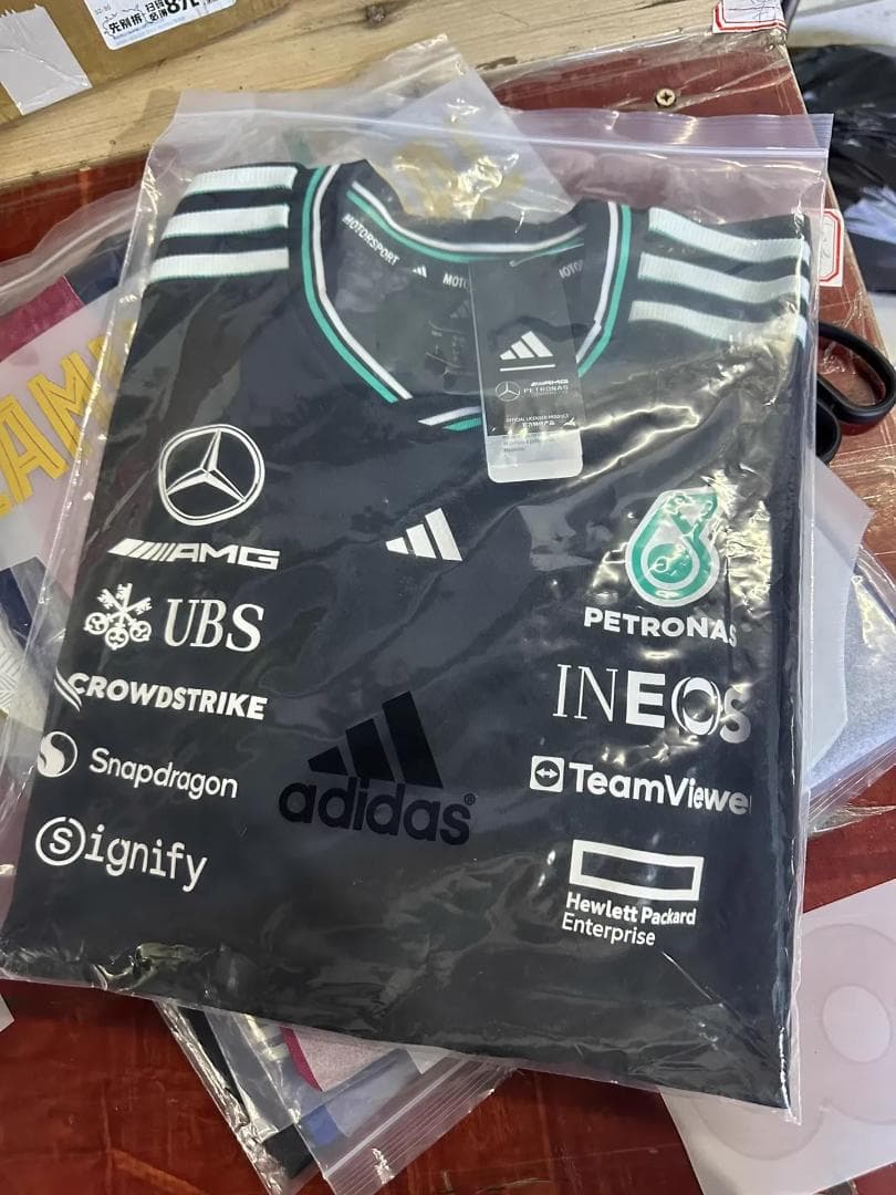 2025 年メルセデス - AMG ペトロナス F1 チーム T シャツ