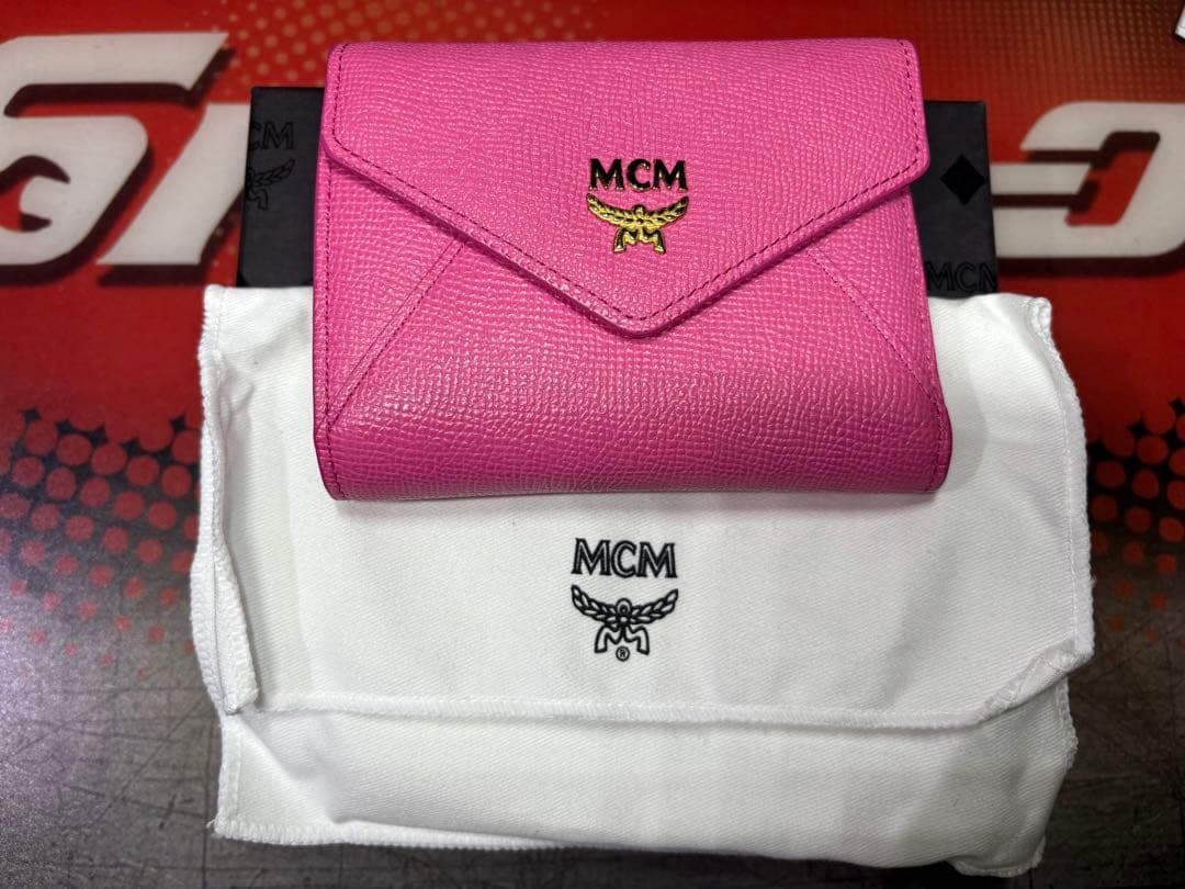 【新品】MCM ピンク ゴールドロゴ金具 三つ折り財布