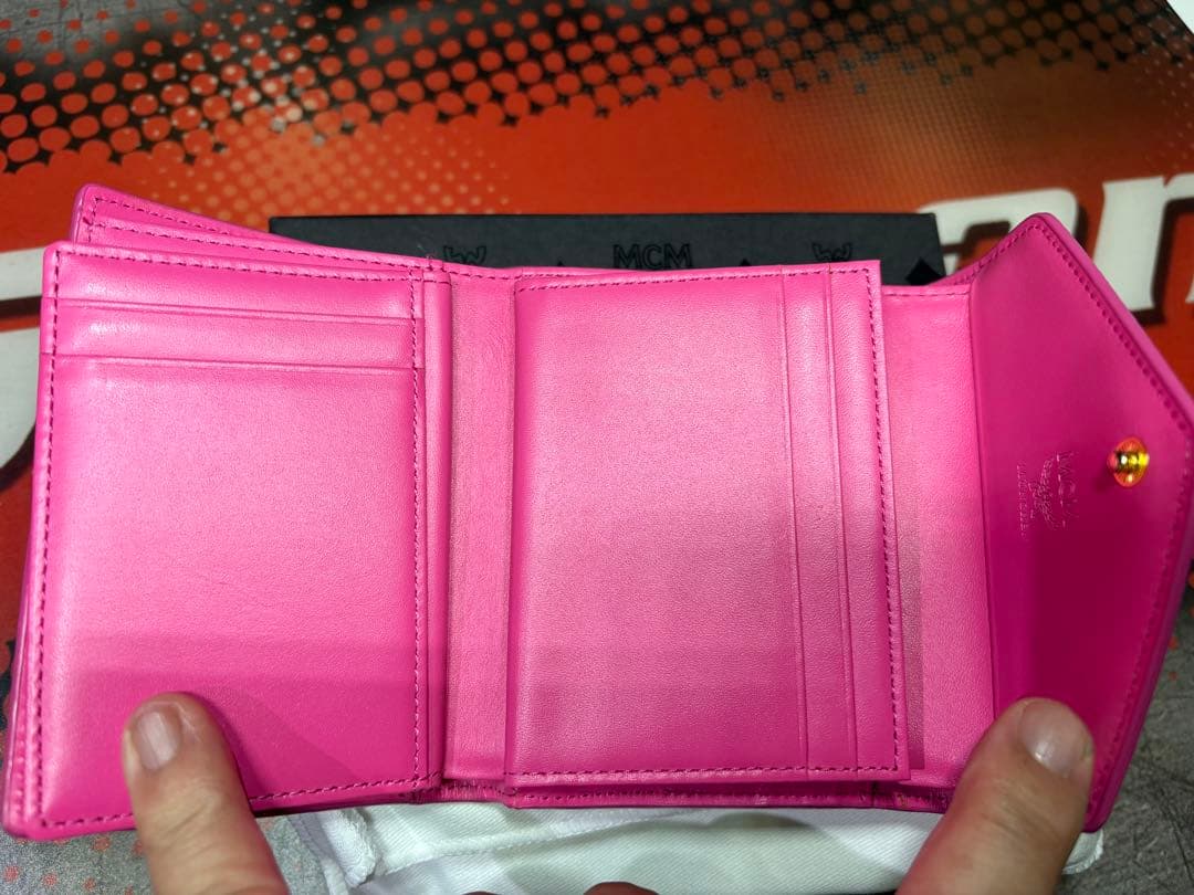 【新品】MCM ピンク ゴールドロゴ金具 三つ折り財布