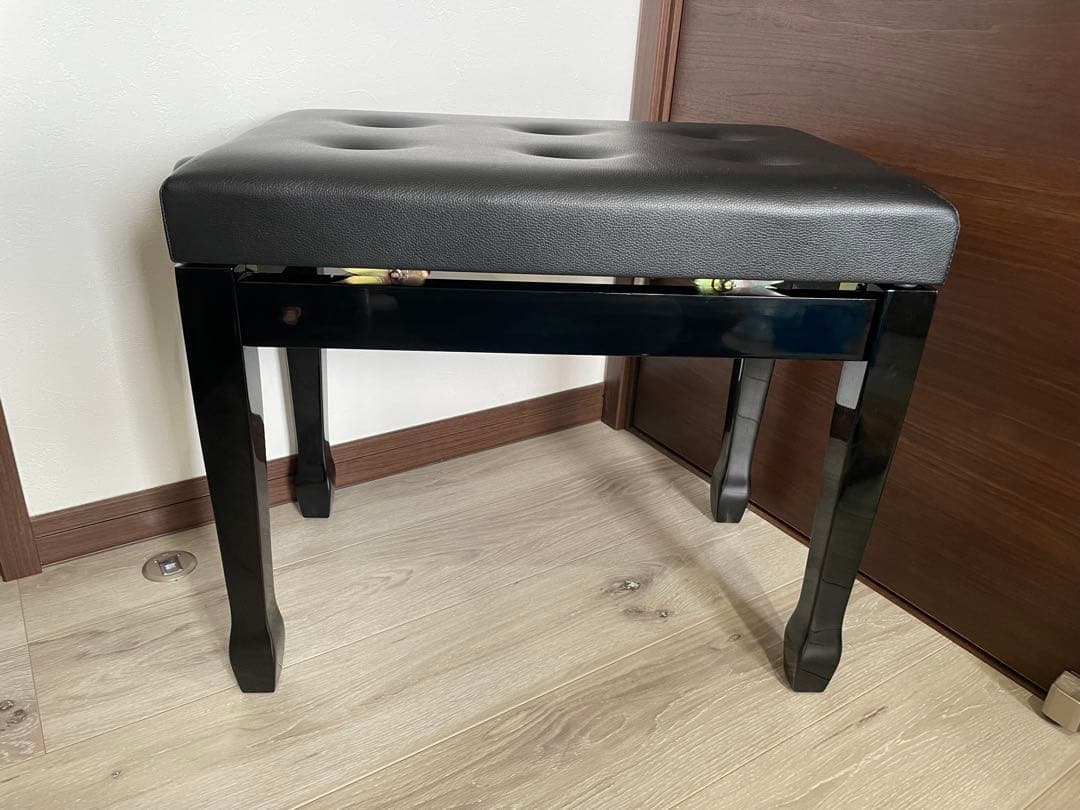 中古良品.６つボタン.ピアノ椅子