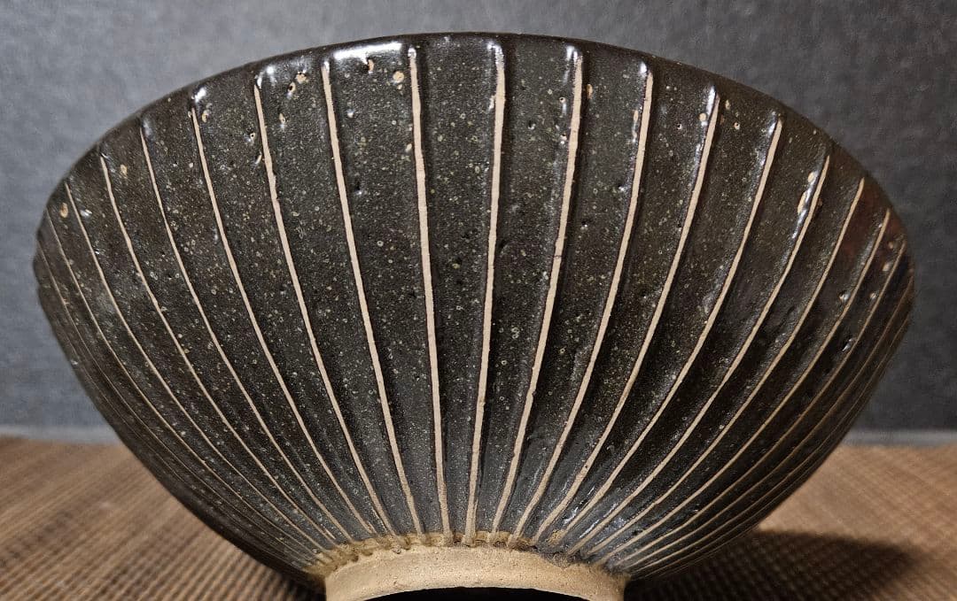中国美術　中国陶磁器　磁州窯　堆線文様　碗　茶碗　鉢　菓子器　茶道具　陽刻鎬手