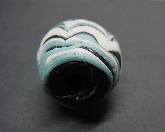 ★G2703★古代とんぼ玉 (A47) イスラム大粒　ガラスビーズ　かきあげ文様