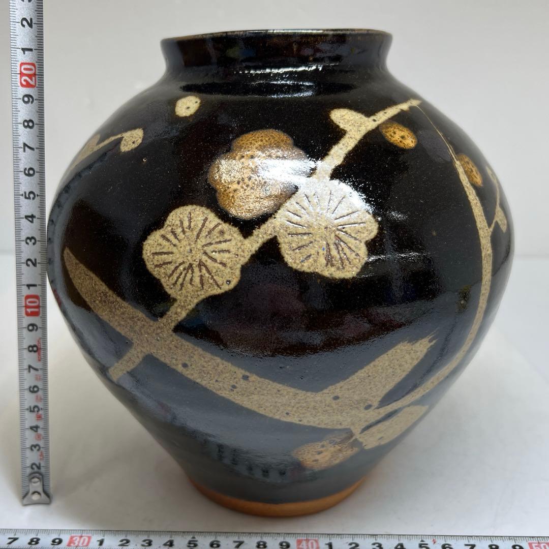 伊藤麻沙人　黒釉梅絵壺　共箱　高さ約22.5㎝　東Y7-0804①
