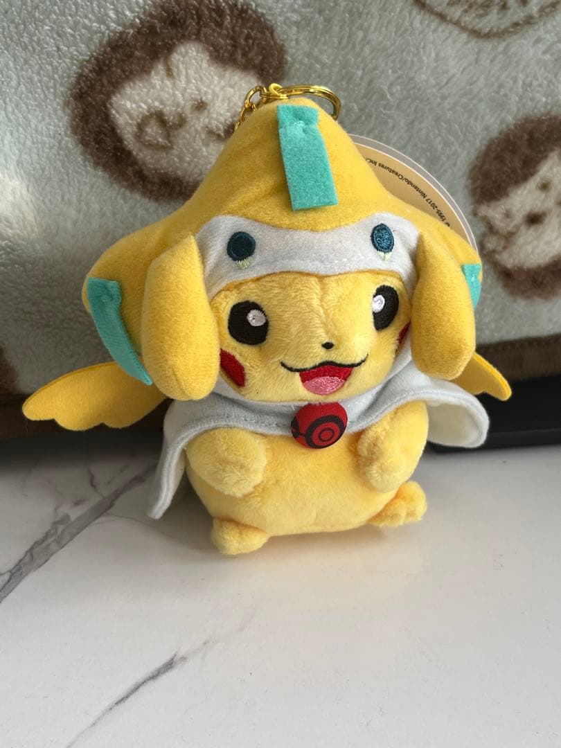 【新品・タグ付き】 ポケモン ジラーチのポンチョをきたピカチュウ マスコット