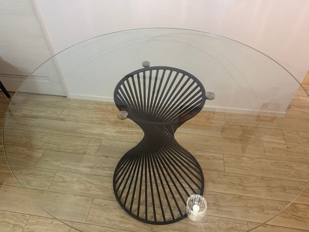 カリガリスボルテックス 円形ダイニングテーブル