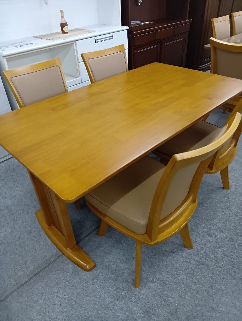 ダイニングテーブル 天板は天然木